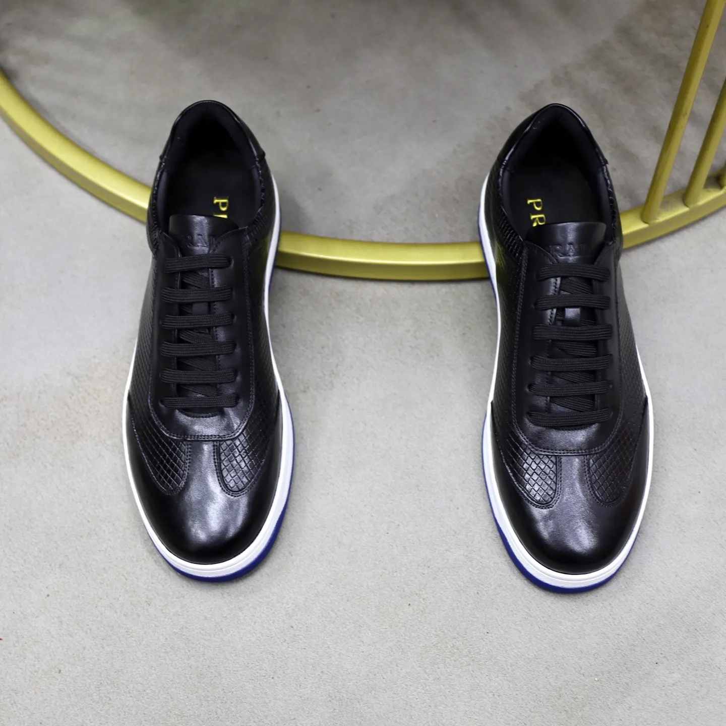 Factory price: 💰640 Prada classic men’s lace-up casual shoes | Imported cowhide upper | Upper stitching layered design, light and breathable | Soft and comfortable | Decorated with PRADA letters on the side | Distinctive sports style, showing the brand style | Lightweight concave and convex pattern rubber soles | Matched with cowhide foot pad lining | Excellent foot feel, fashionable and elegant | Size: 38-44 (45 customized)